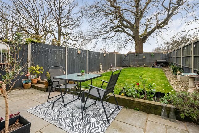 61, Headley Grove, Tadworth photo 3