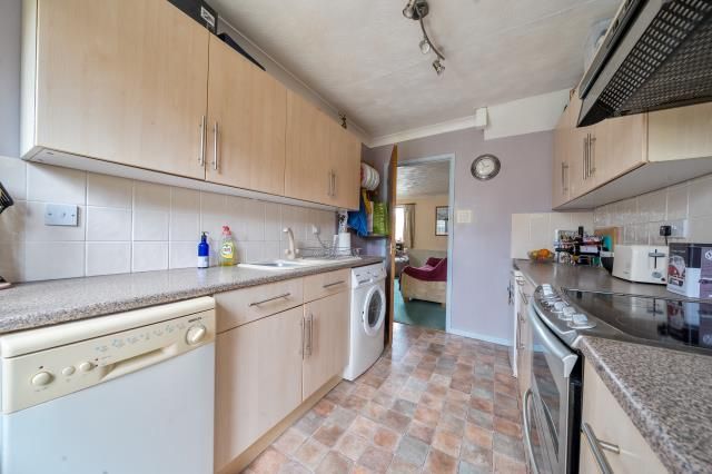 8, Cotswold Close, Witney photo 3