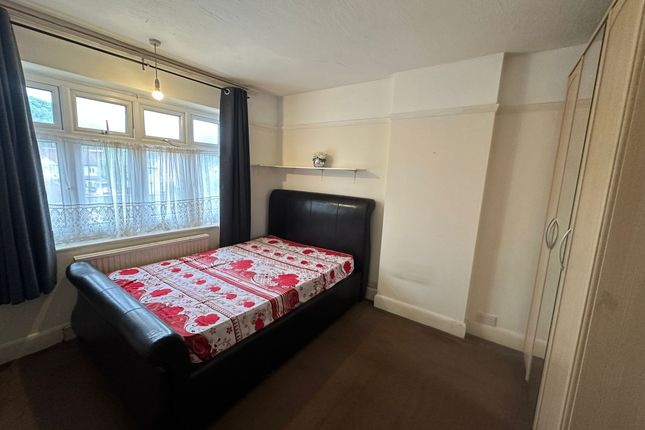 65, Carlton Avenue, Feltham photo 4