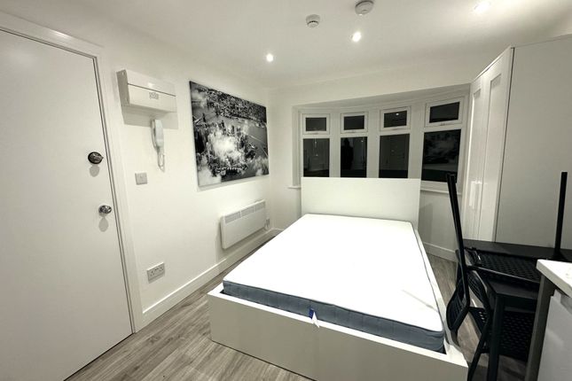 Thumbnail Room to rent in Kingfisher Drive, Staines