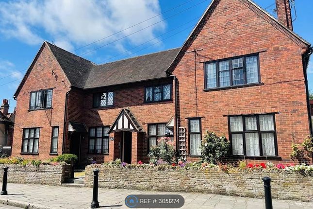 2-bed flat on North Close, St Martins Square, Chichester, £1,650/mo