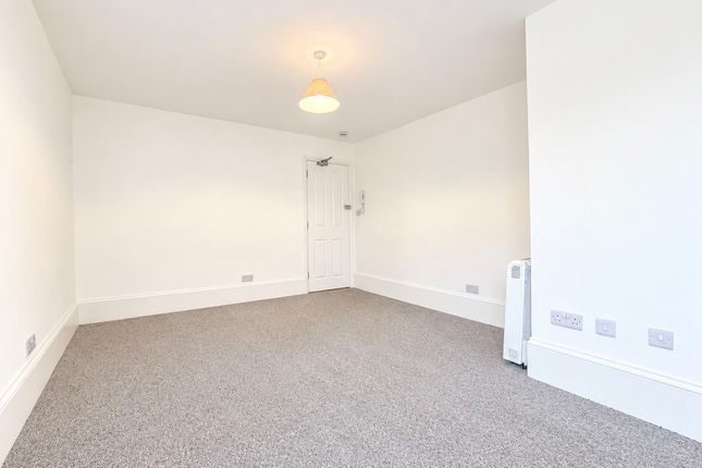 Flat 8, 5, Marine Drive West, Bognor Regis photo 3