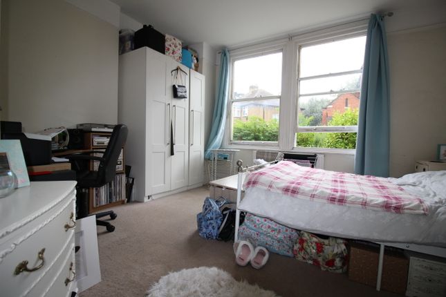 Flat to rent in Grove Crescent, Kingston Upon Thames