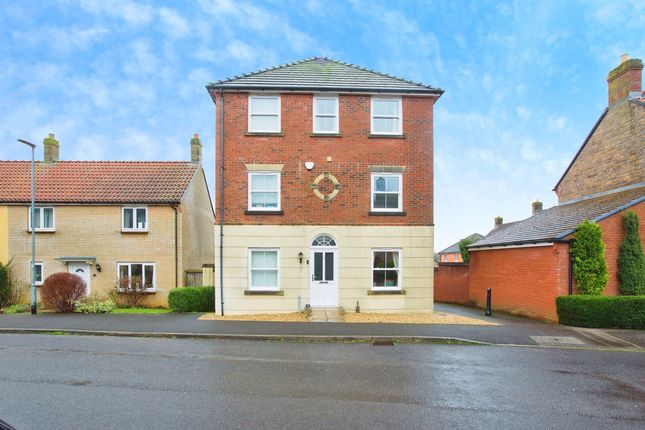 Town house for sale in Oak Drive, Crewkerne