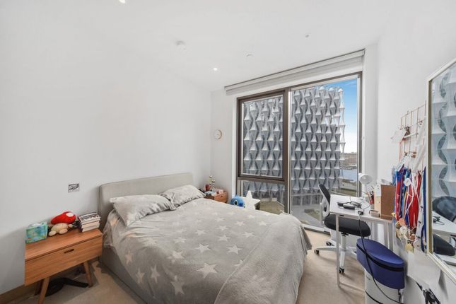 Flat for sale in 1 Viaduct Gardens, London
