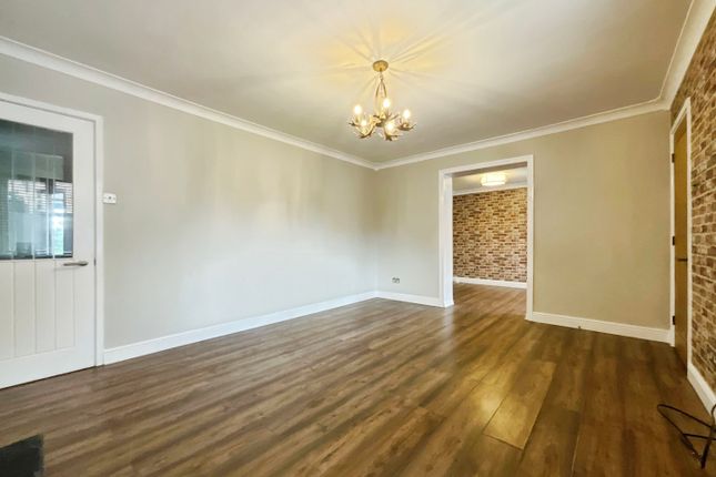 21, Robina Drive, Giltbrook, Nottingham photo 3