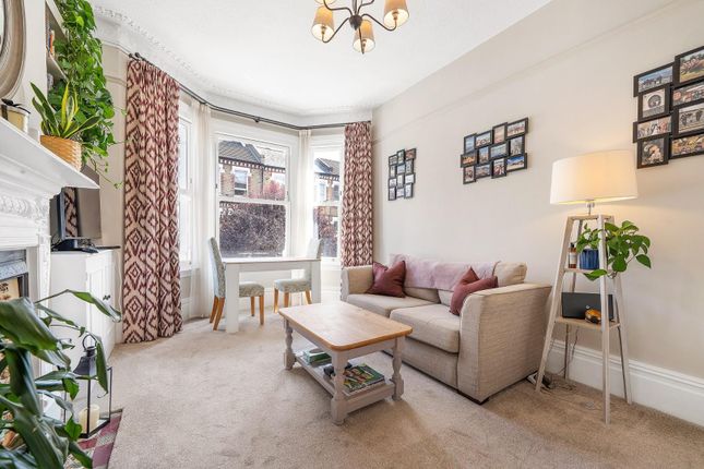 First Floor Flat, 48, Tremadoc Road, London photo 2