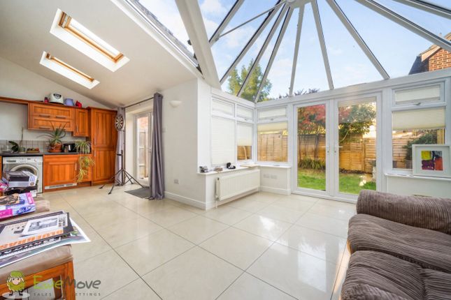 Sarisbury Close, Tadley photo 2