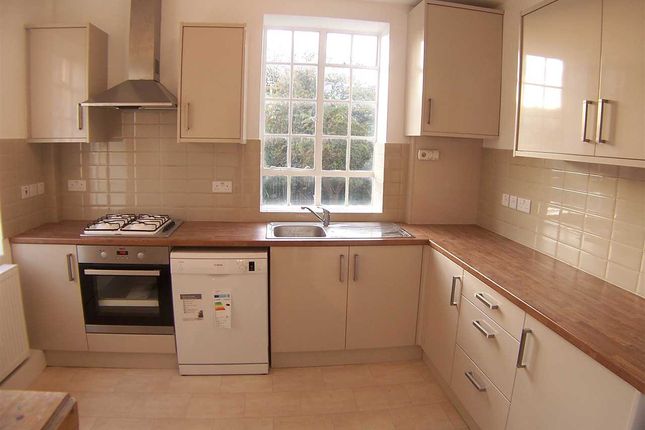 Flat to rent in Linden Court, Frithville Gardens, London