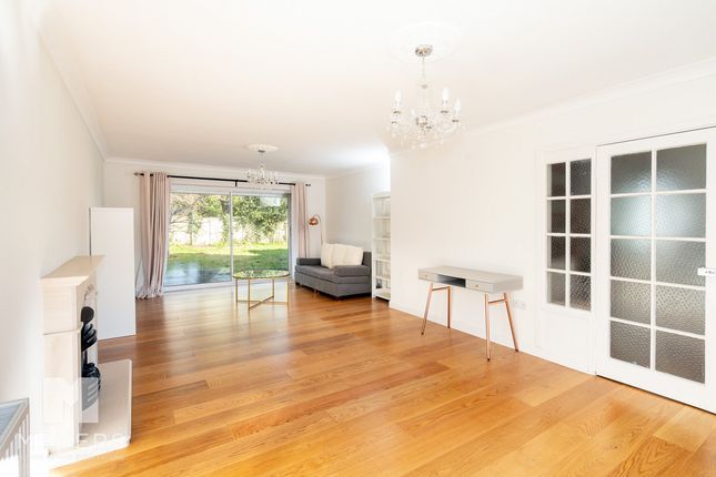 8a, Ivy Close, Ringwood photo 3