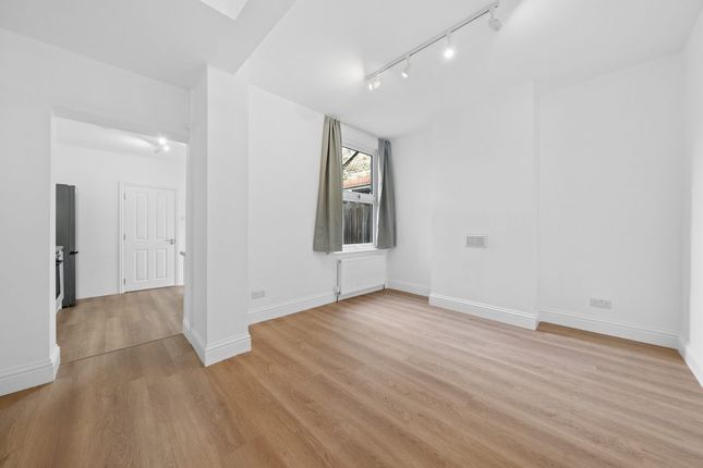 127, Carr Road, London photo 2