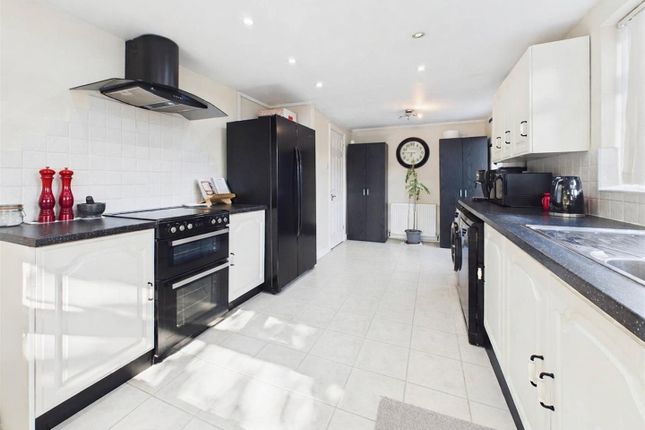 1, Ainsdale Crescent, Reading photo 4