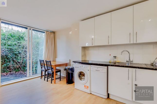 Flat to rent in Bridgeport Place, Wapping, London