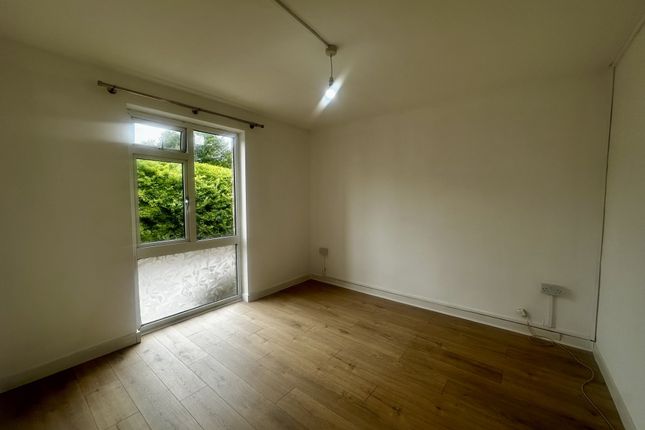 43, Courtlands, Park Road, BARRY photo 4
