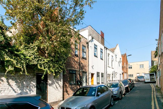 Thumbnail Studio to rent in Clarence Mews, London