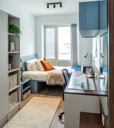 Classic 4 Bed Ensuite - The Propeller Quarter, Patchway photo 2