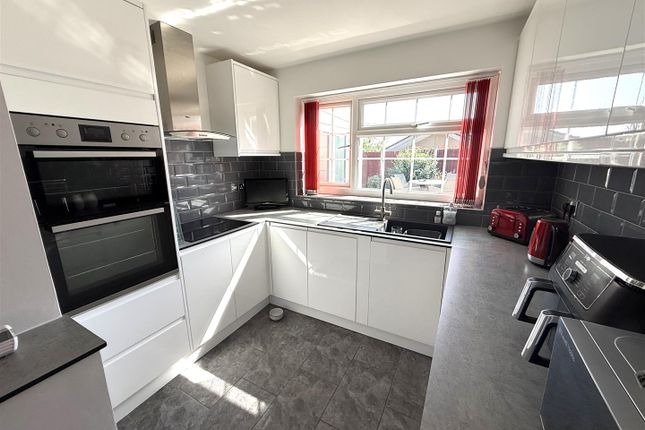 52, Dovedale Crescent, Belper photo 3