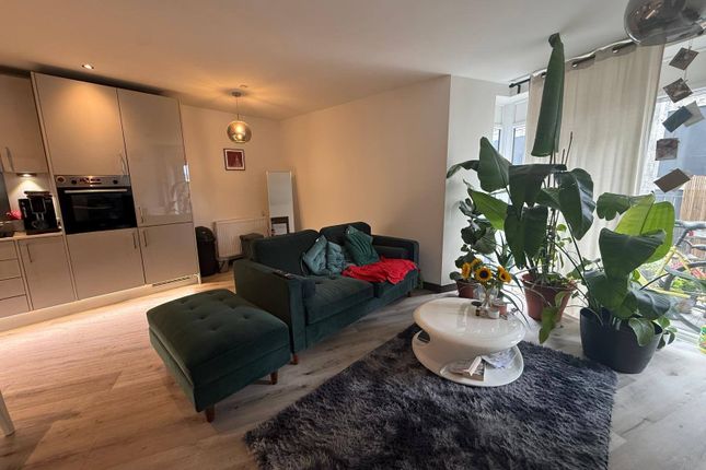 Flat 3, 7 Gramophone Lane, Hayes photo 3