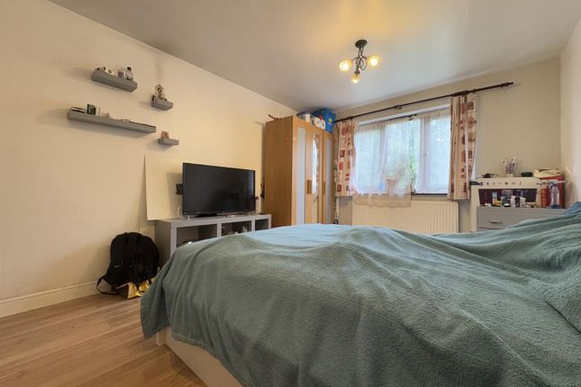 Flat 20, Bradfield Court, Linnet Way, Purfleet photo 3