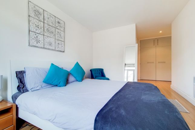Flat for sale in Dundee Wharf, 100 Three Colt Street, London