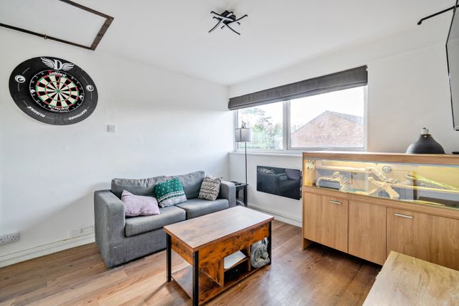 Flat D, 269, Molesey Road, Walton-on-Thames photo 4