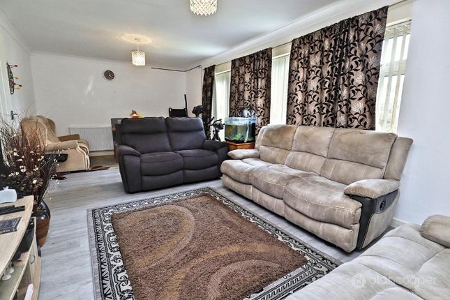 26 Hoarestone Avenue, Nuneaton, Warwickshire photo 4