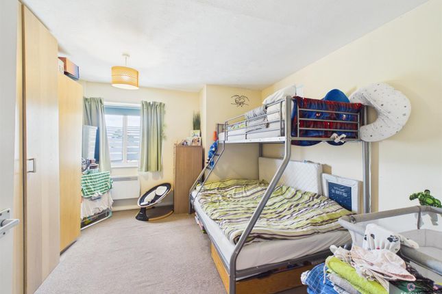 10, Balcombe Court, Pound Hill photo 5