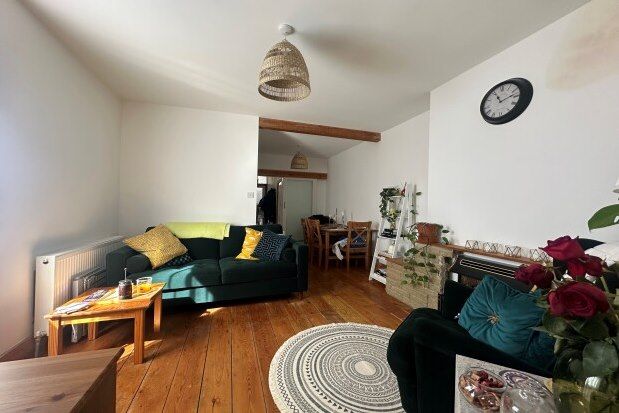 Flat to rent in St. John's Road, London