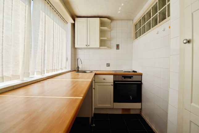 5b, Uppercliff Close, Penarth photo 3