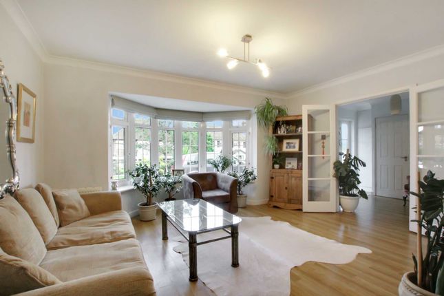 14, Courtleigh Avenue, Hertfordshire photo 4