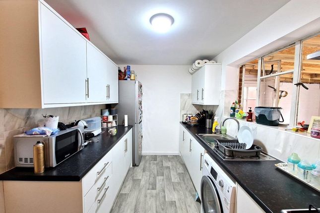 16, Cygnet Avenue, Feltham photo 3