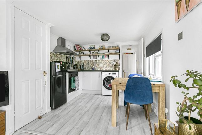 9, Bourne Avenue, Chertsey photo 3