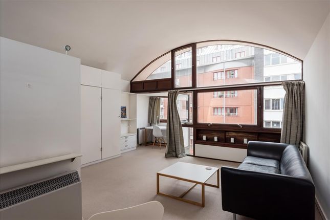 Flat to rent in Crescent House, Golden Lane Estate, London