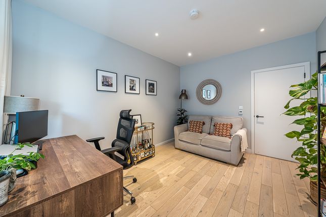 10 Tramyard Apartments, 266, Balham High Road, London photo 2