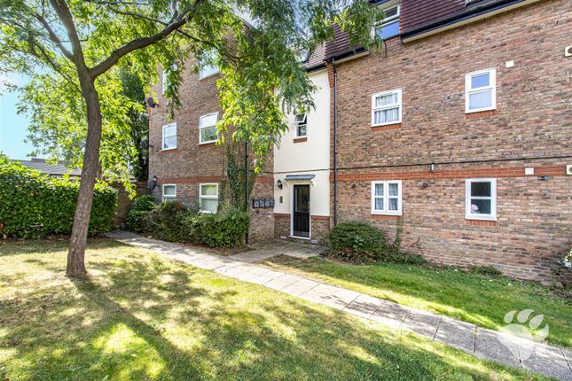 Flat for sale in Blackthorn Court, Langdon Hills