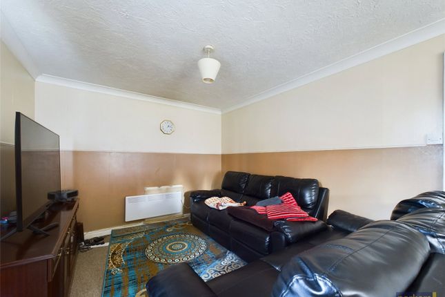 Flat for sale in Rembrandt Way, Reading, Berkshire