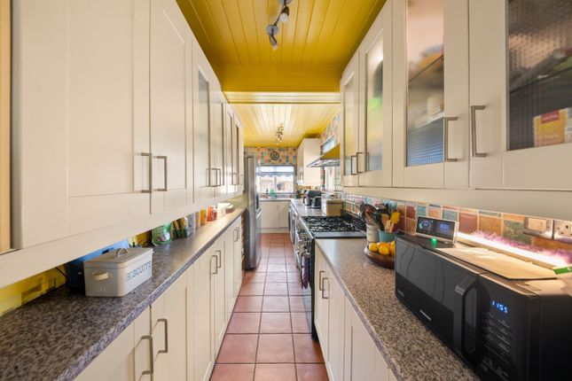 26, Carnarvon Drive, Hayes photo 4