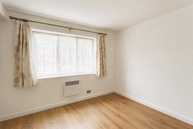 12, Houstoun Court, Hounslow photo 3
