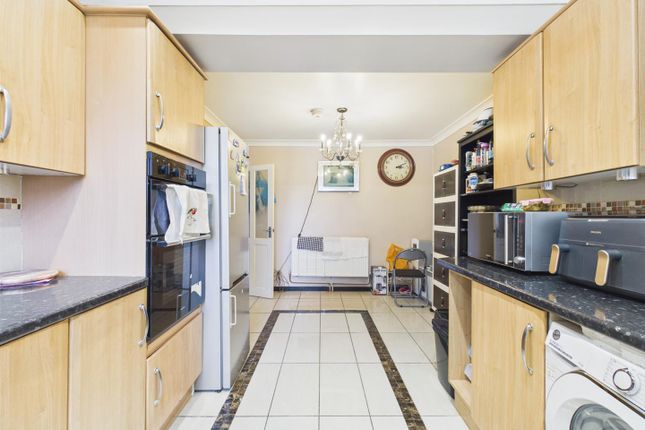 6, Russell Avenue, Aylesbury photo 3