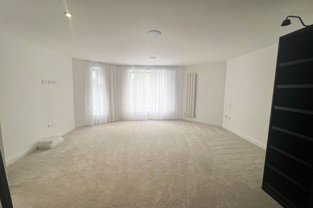 Lyndhurst Rise Ig7