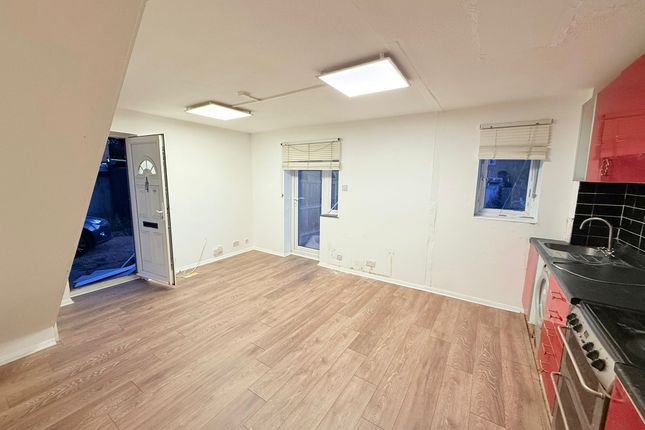 Thackeray Avenue, Tilbury photo 2