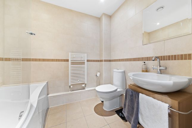 Flat for sale in The Avenue, Tadworth