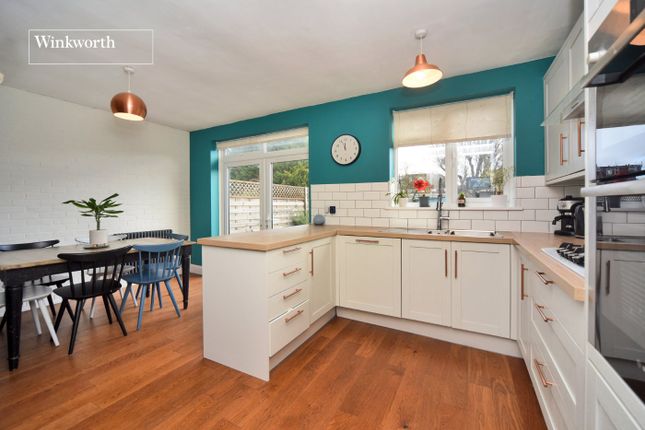 23, Elmstead Gardens, Surrey photo 3