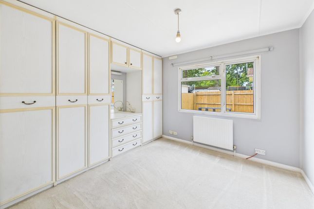 1 First Avenue, Garston Park, Reading photo 4
