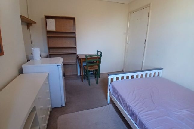 Room 2, 73, Grovehill Road, Redhill photo 2