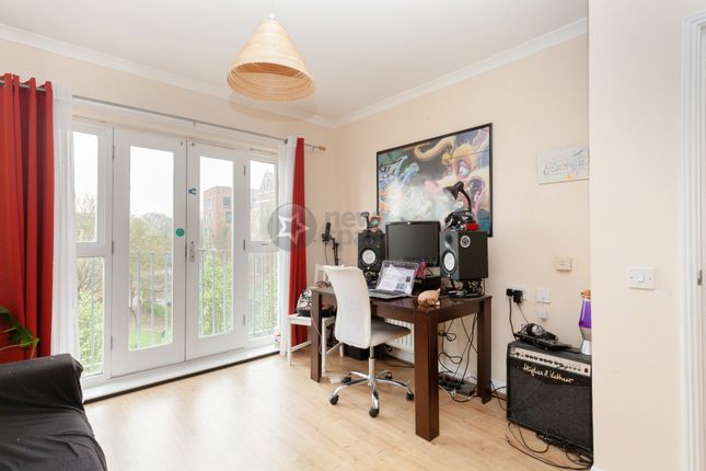 Flat to rent in Lavington Close, Hackney Wick