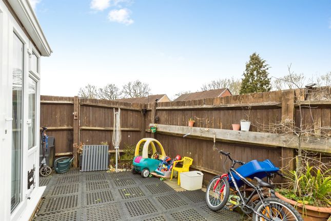 16, Muirfield Close, Crawley photo 3