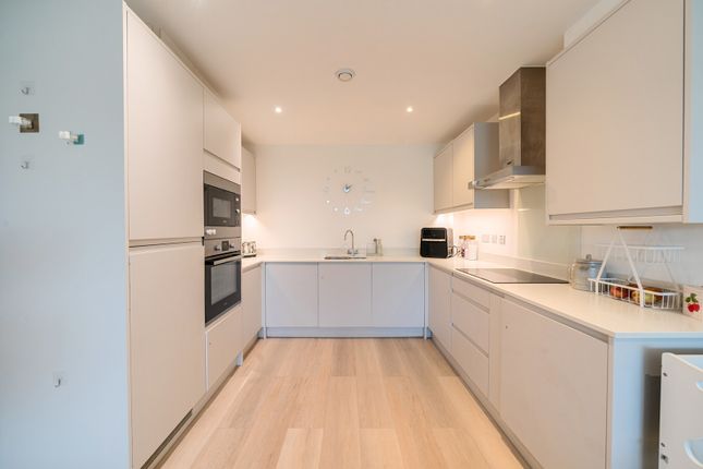 Flat 2, Burnett Court, 575, Victoria Road, Ruislip photo 4