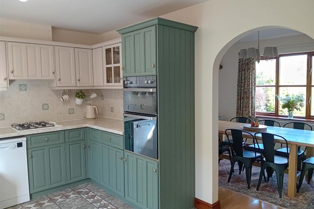 Kitchen 2.Jpg