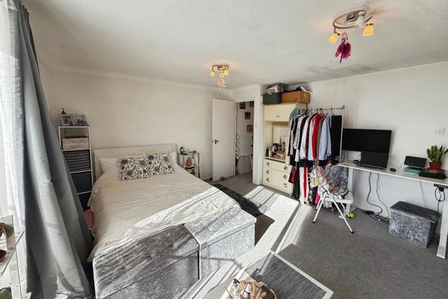 24, Westholm Court, Oxfordshire photo 2